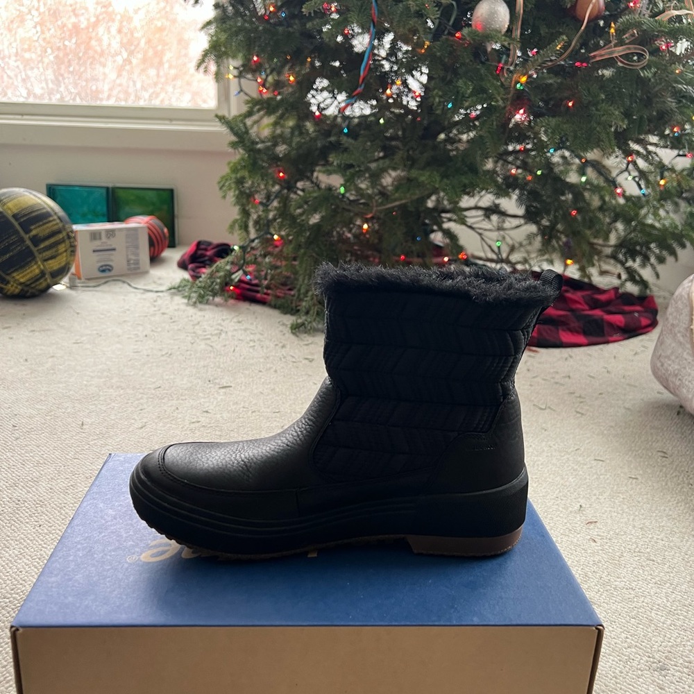 Brand new Merrell Women's Haven Bluff Polar Waterproof Boot.